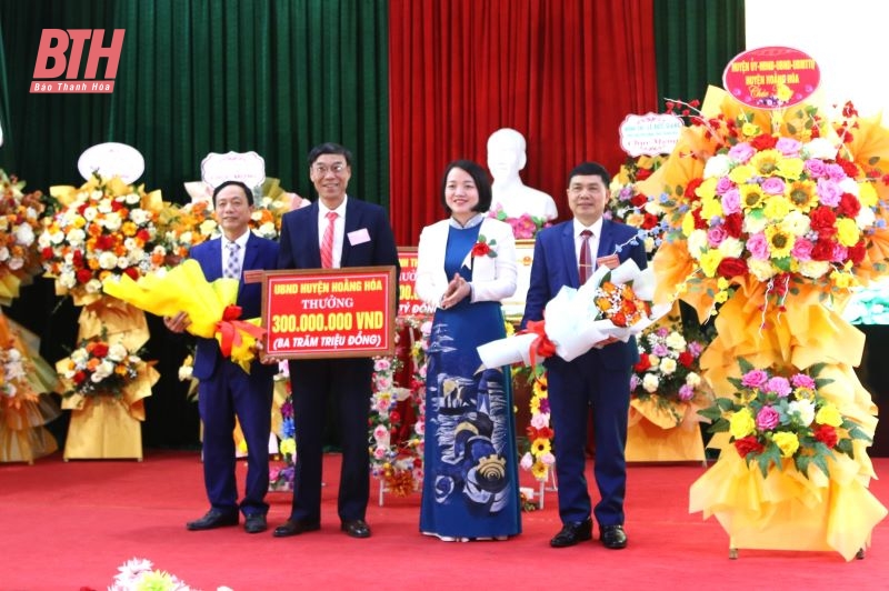 m m88 Quỳ đón nhận Quyết định công nhận xã đạt chuẩn NTM kiểu mẫu