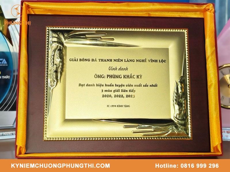 Kỷ niệm chương Phùng Thị: Chuyên làm bảng vinh danh theo yêu cầu