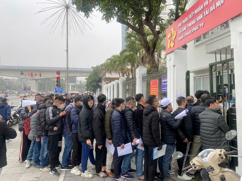 Nhiều m88 cá cược thể thao trực tuyến Hà Nội xếp hàng dài chờ đổi bằng lái xe