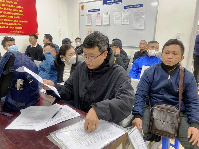Nhiều m88 cá cược thể thao trực tuyến Hà Nội xếp hàng dài chờ đổi bằng lái xe