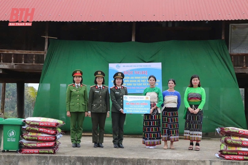 Phối hợp thực hiện mô hình “Bản sáng vùng biên”