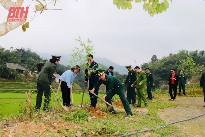 Phối hợp thực hiện mô hình “Bản sáng vùng biên”