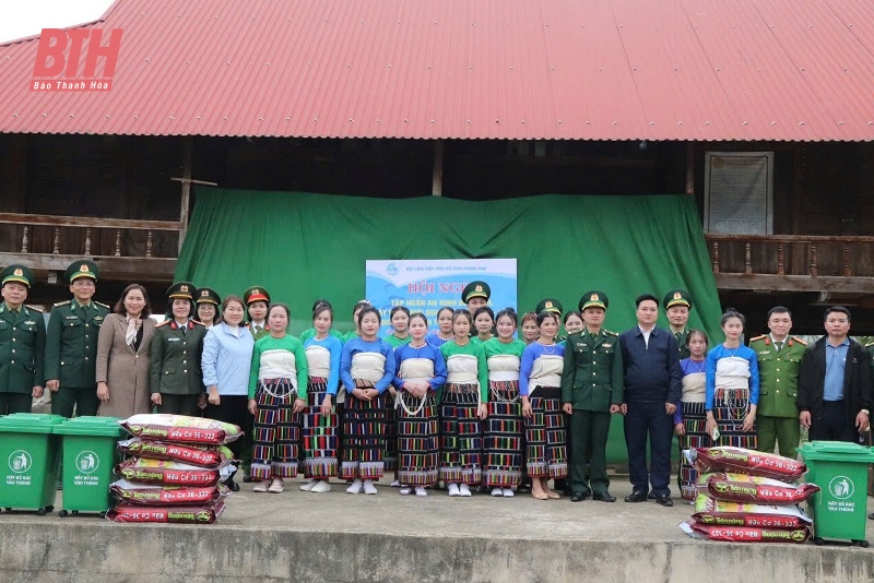 Phối hợp thực hiện mô hình “Bản sáng vùng biên”