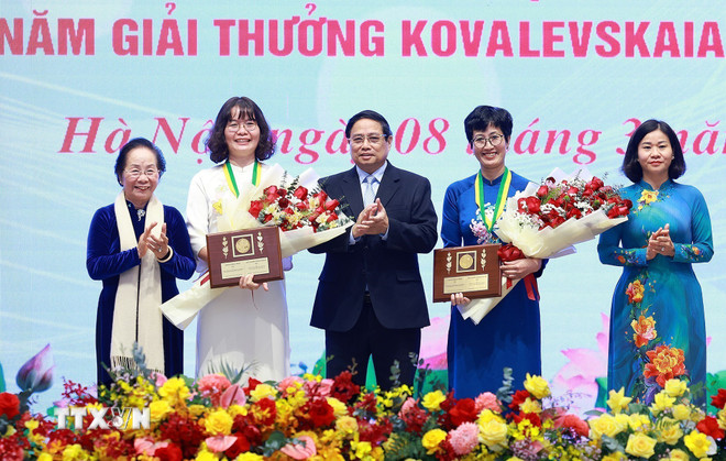 Thủ tướng: Cần có thêm giải thưởng vinh danh phụ nữ xuất sắc trên các lĩnh vực