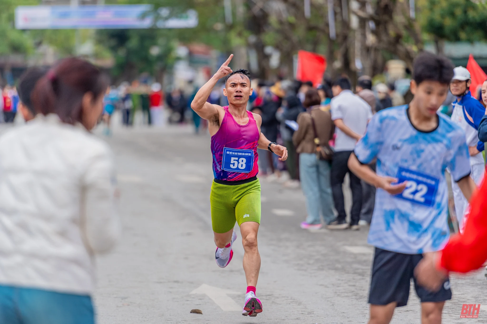Lan tỏa tinh thần “Chạy vì sức khỏe cộng đồng” trên đường chạy việt dã Báo Thanh Hoá 