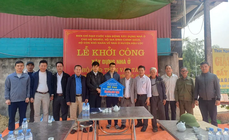 Hậu Lộc khởi công và trao biển hỗ trợ cho các gia đình có hoàn cảnh khó khăn về nhà ở