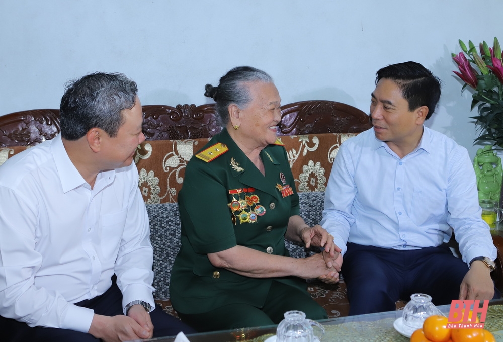 Bí thư Tỉnh ủy Nguyễn Doãn link đăng nhập m88 thăm, tặng quà link đăng nhập m88 hùng LLVTND, thân nhân liệt sĩ nhân kỷ niệm 60 năm Hàm Rồng chiến thắng