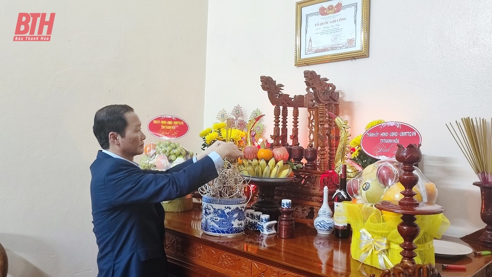 Chủ tịch UBND tỉnh Đỗ Minh Tuấn thăm, tặng quà thân nhân liệt sĩ và dân quân tham gia chiến đấu bảo vệ cầu Hàm Rồng