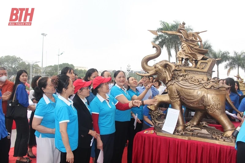 Trưng bày xin ý kiến Nhân dân về các mẫu phác thảo tượng đài Bà Triệu chất liệu đồng