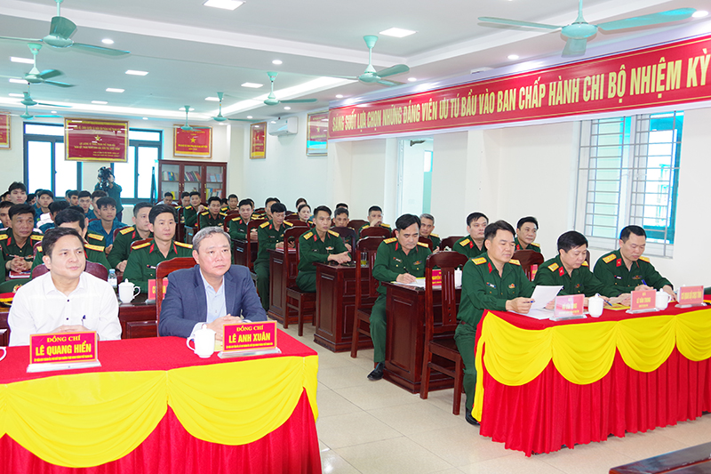Tư lệnh Quân khu 4 thăm và tặng quà tại Thành phố Thanh Hóa