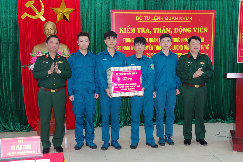 Tư lệnh Quân khu 4 thăm và tặng quà tại Thành phố Thanh Hóa