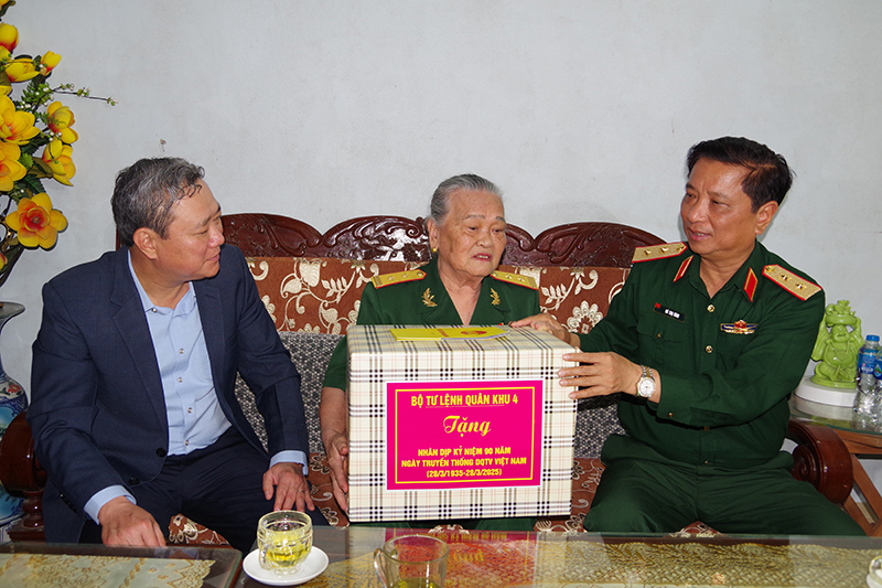 Tư lệnh Quân khu 4 thăm và tặng quà tại Thành phố Thanh Hóa