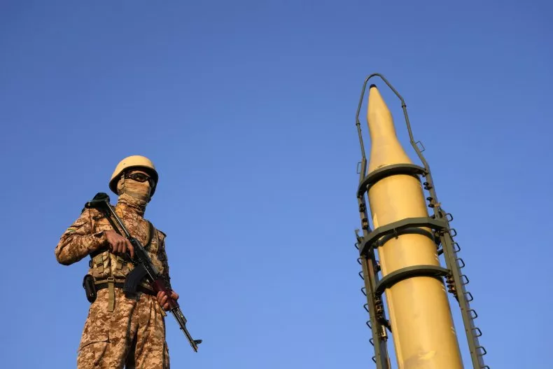 Mỹ triển khai máy bay tàng hình B-2 Spirit tới Diego Garcia, Iran đưa tên lửa lên bệ phóng sẵn sàng trả đũa