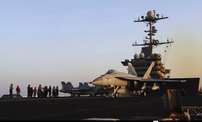 Houthis tiếp tục tấn công tàu sân bay Mỹ