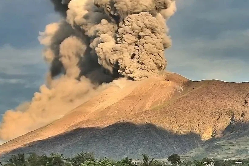 Núi lửa ở Philippines phun trào trở lại, tạo cột khói cao 4.000m