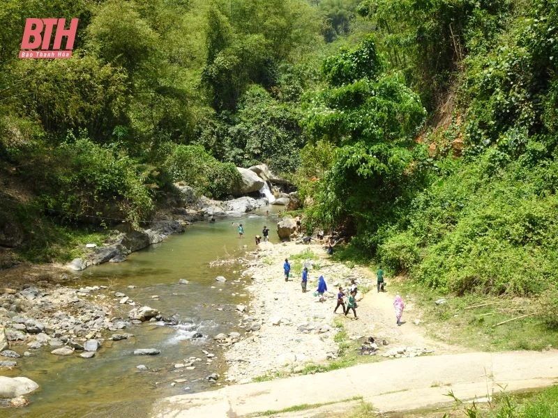 Nguy cơ mất an toàn từ việc học sinh vùng biên ra suối tắm, giặt do thiếu nước sinh hoạt