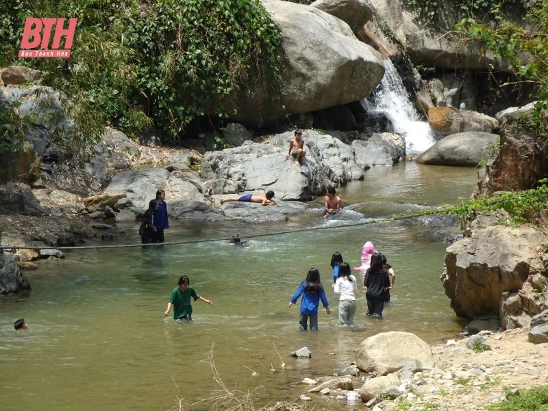 Nguy cơ mất an toàn từ việc học sinh vùng biên ra suối tắm, giặt do thiếu nước sinh hoạt