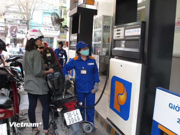 Giảm 2 lần liên tiếp, xăng RON95-III xuống dưới ngưỡng 19.000 đồng mỗi lít