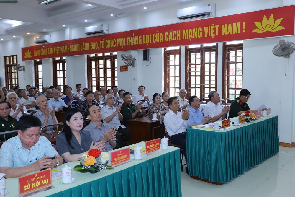 Bí thư Tỉnh ủy và Phó Bí thư Thường trực Tỉnh ủy lắng nghe ý kiến Nhân dân trong quá trình sắp xếp đơn vị hành chính cấp xã