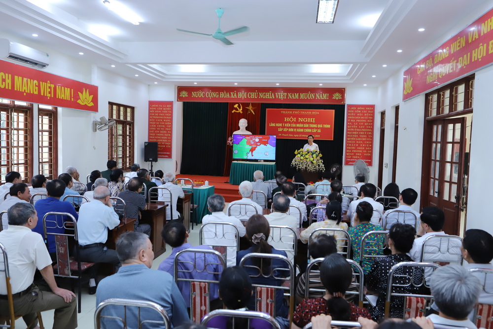 Bí thư Tỉnh ủy và Phó Bí thư Thường trực Tỉnh ủy lắng nghe ý kiến Nhân dân trong quá trình sắp xếp đơn vị hành chính cấp xã
