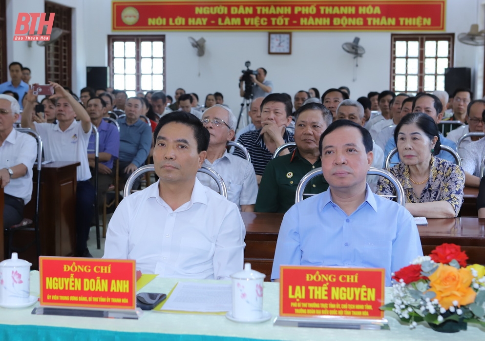 Bí thư Tỉnh ủy và Phó Bí thư Thường trực Tỉnh ủy lắng nghe ý kiến Nhân dân trong quá trình sắp xếp đơn vị hành chính cấp xã