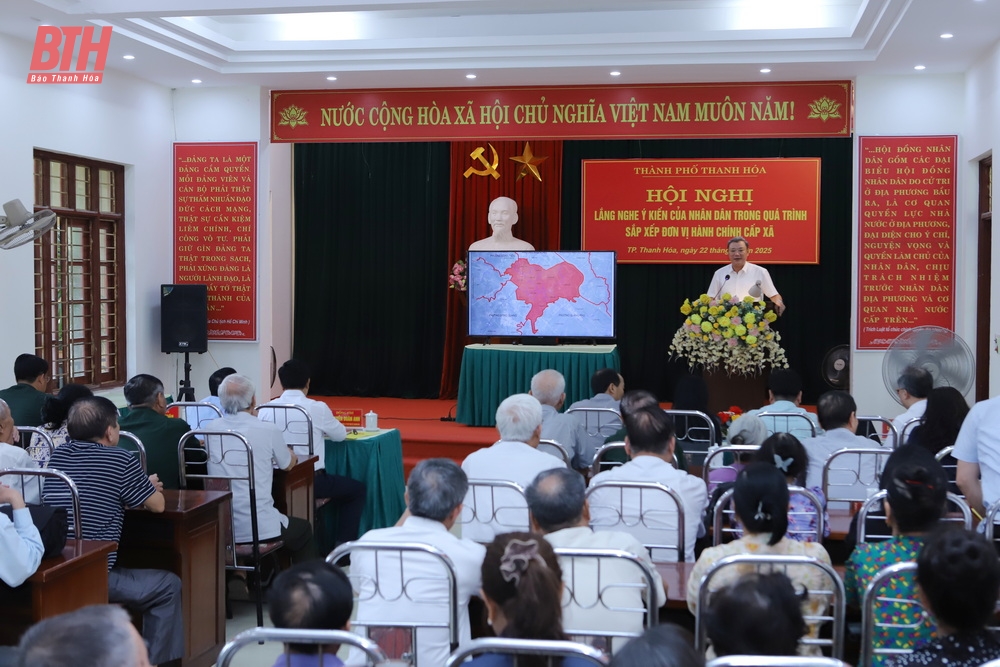 Bí thư Tỉnh ủy và Phó Bí thư Thường trực Tỉnh ủy lắng nghe ý kiến Nhân dân trong quá trình sắp xếp đơn vị hành chính cấp xã