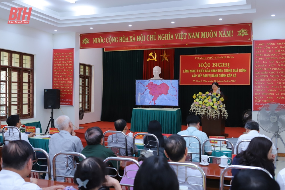 Bí thư Tỉnh ủy và Phó Bí thư Thường trực Tỉnh ủy lắng nghe ý kiến Nhân dân trong quá trình sắp xếp đơn vị hành chính cấp xã