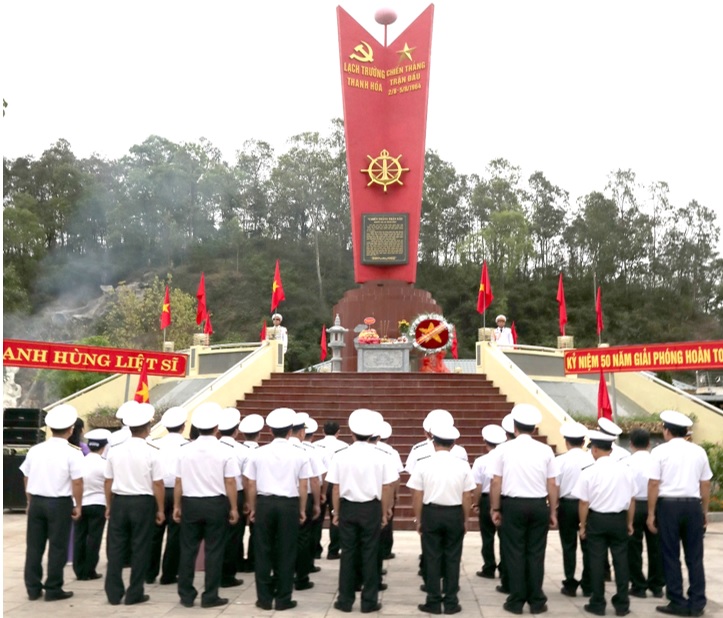 Dâng hương tưởng niệm m m88 anh hùng liệt sĩ tại Bia di tích Chiến thắng Lạch Trường