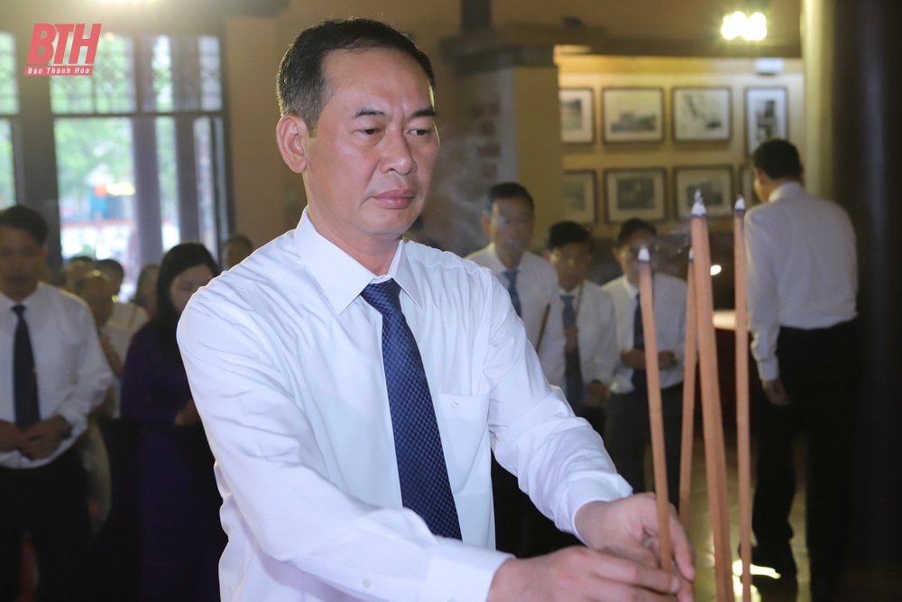 Đoàn đại biểu tỉnh Thanh Hóa dâng hoa, dâng hương nhân kỷ niệm 50 năm Ngày giải phóng miền Nam thống nhất đất nước