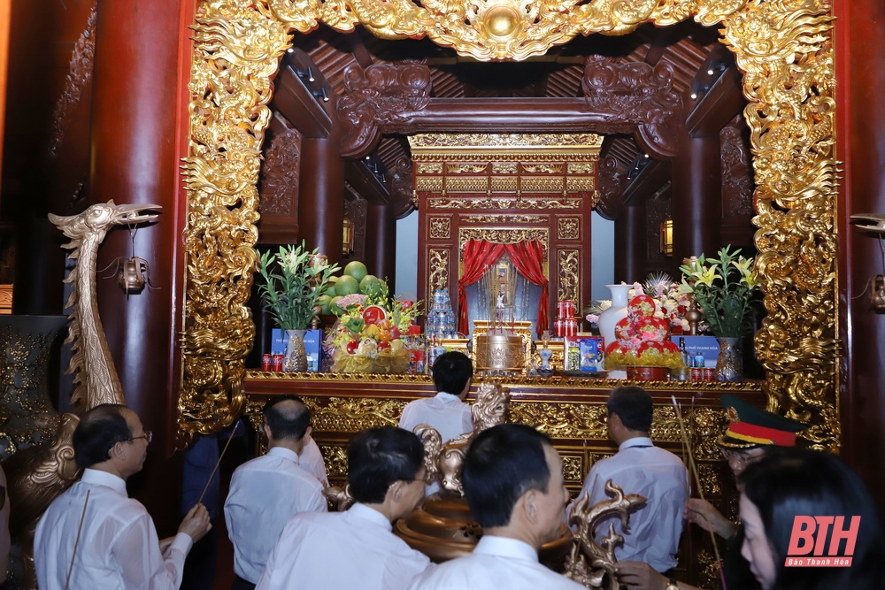 Đoàn đại biểu tỉnh Thanh Hóa dâng hoa, dâng hương nhân kỷ niệm 50 năm Ngày giải phóng miền Nam thống nhất đất nước