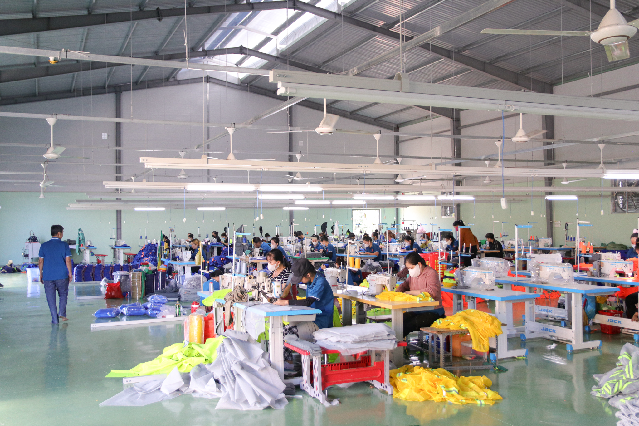 Công ty GAK - Cung cấp dịch vụ đặt may quần áo công nhân chuyên nghiệp