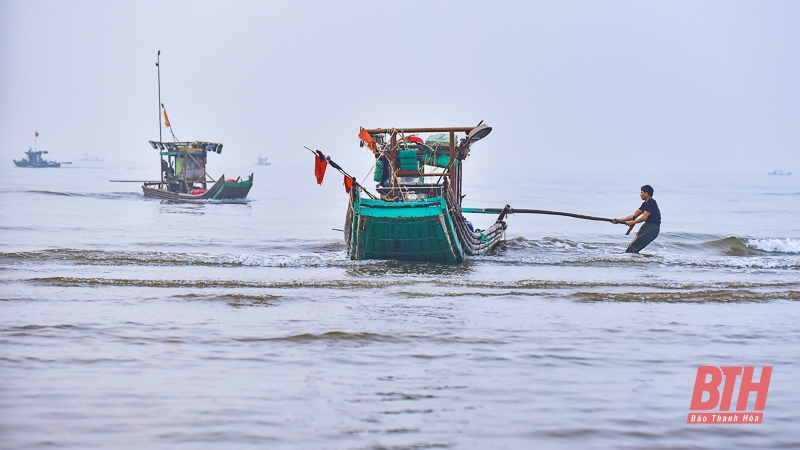 Ngư dân Quảng Xương ra khơi “săn” lộc biển dịp nghỉ lễ 30/4