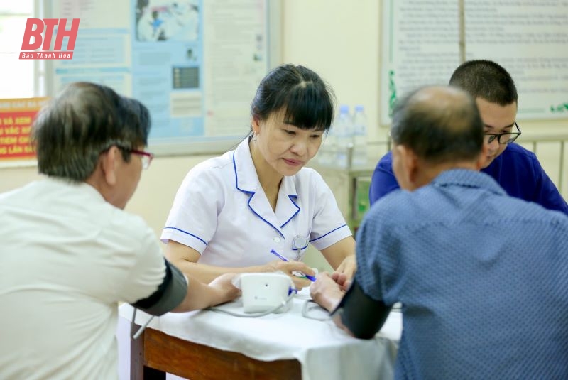 Báo Dân trí phối hợp cùng nhà tài trợ trao quà, cấp phát thuốc miễn phí cho link vào m88 mới nhất dân huyện Cẩm Thủy