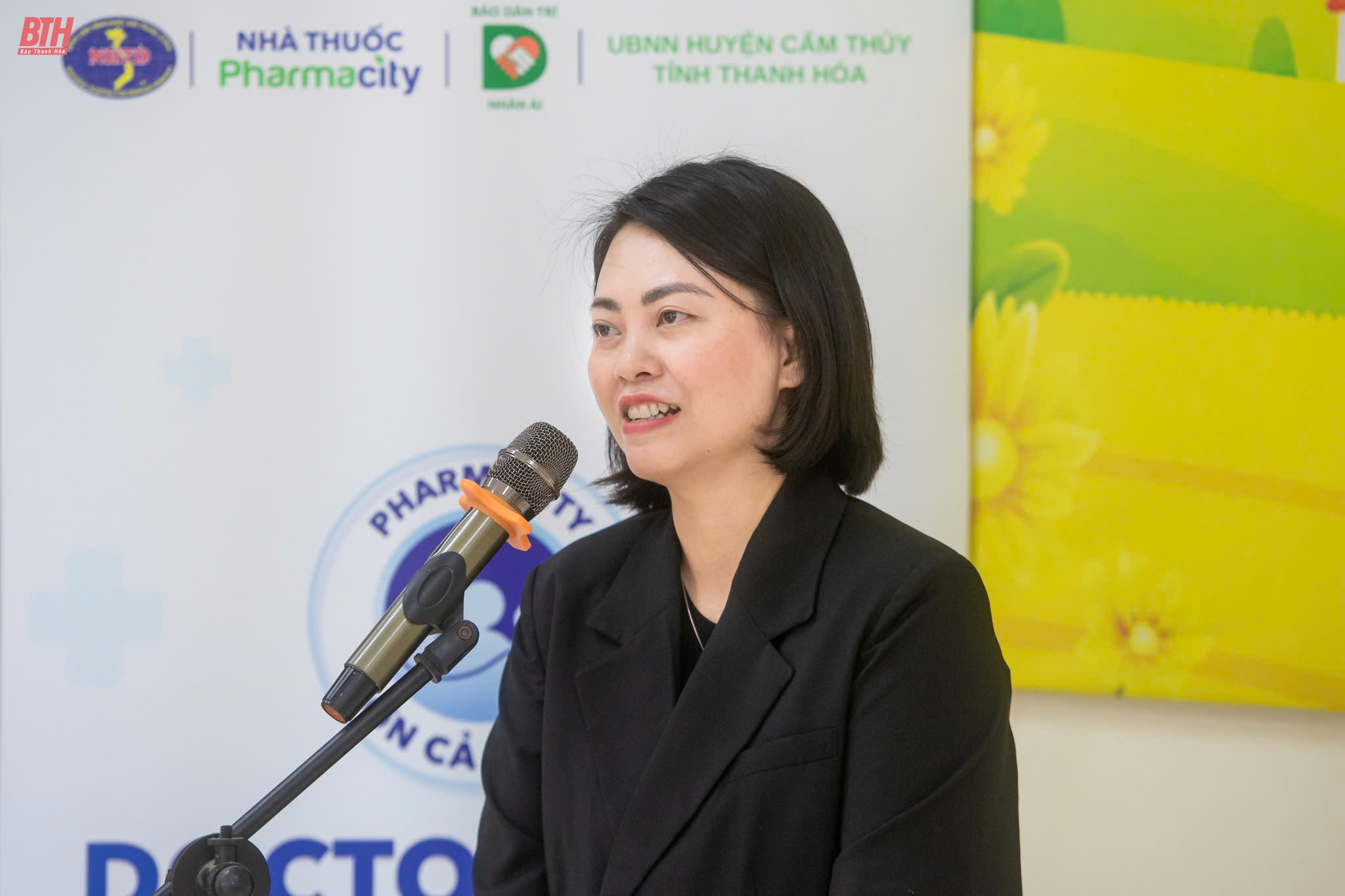 Báo Dân trí phối hợp cùng nhà tài trợ trao quà, cấp phát thuốc miễn phí cho link vào m88 mới nhất dân huyện Cẩm Thủy