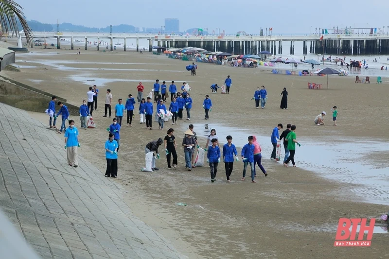 Câu lạc bộ Du lịch biển Hải Tiến ra quân dọn vệ sinh môi trường biển