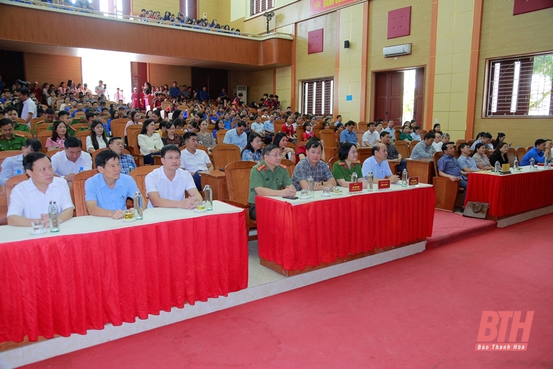 Trưng bày ảnh, tranh cổ động tuyên truyền đảm bảo trật tự, an toàn giao đăng ký m88