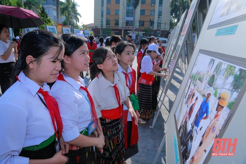 Trưng bày ảnh, tranh cổ động tuyên truyền đảm bảo trật tự, an toàn giao đăng ký m88