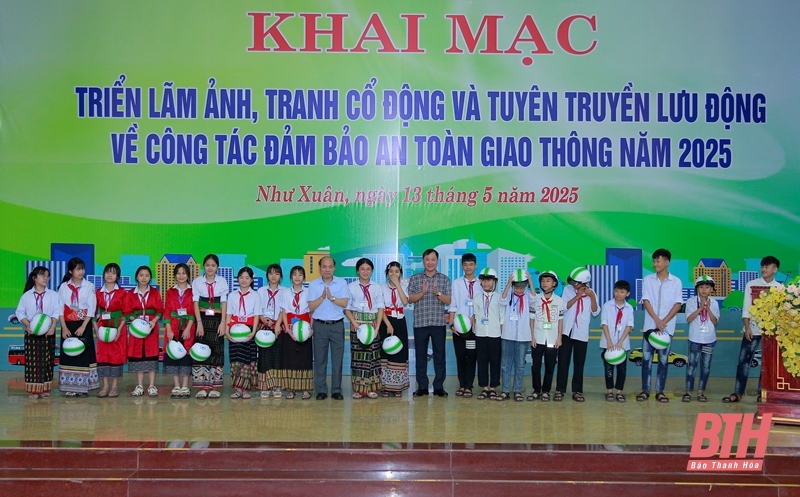 Trưng bày ảnh, tranh cổ động tuyên truyền đảm bảo trật tự, an toàn giao đăng ký m88