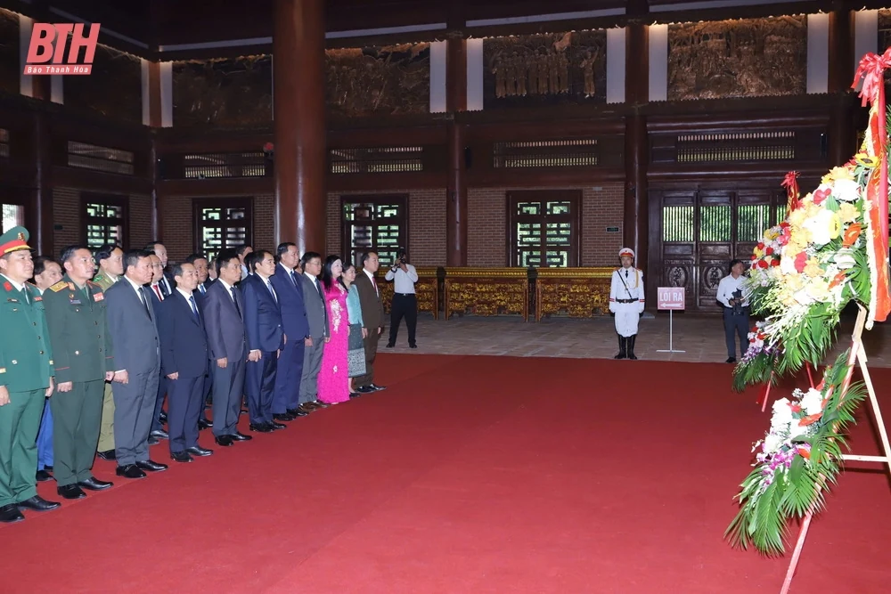 Đoàn đại biểu cấp cao hai tỉnh Thanh Hóa - Hủa Phăn dâng hương Chủ tịch Hồ Chí Minh, Bà mẹ Việt Nam Anh hùng và các Anh hùng liệt sĩ