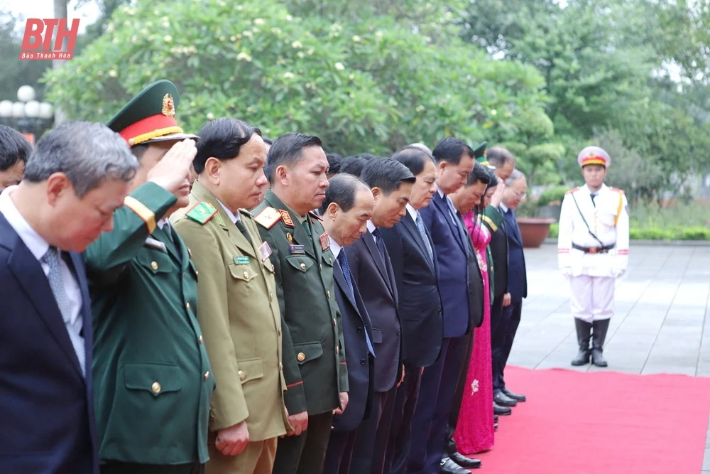 Đoàn đại biểu cấp cao hai tỉnh Thanh Hóa - Hủa Phăn dâng hương Chủ tịch Hồ Chí Minh, Bà mẹ Việt Nam Anh hùng và các Anh hùng liệt sĩ
