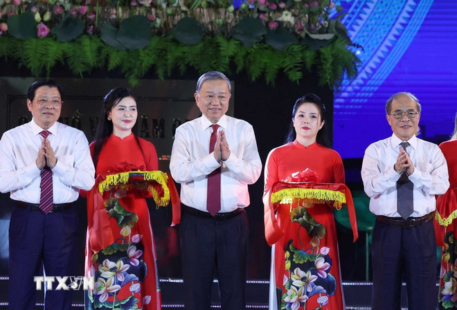 Khai mạc Lễ hội Làng Sen và khánh thành công trình Tượng Bác Hồ về thăm quê