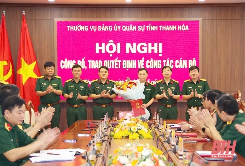 Thường vụ Đảng ủy Quân sự tỉnh Thanh Hóa trao Quyết định công tác cán bộ