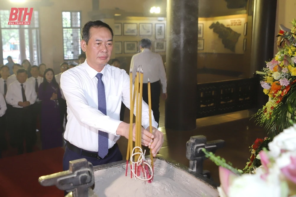 Đoàn đại biểu tỉnh Thanh Hóa dâng hoa, dâng hương Chủ tịch Hồ Chí Minh nhân kỷ niệm 135 ngày sinh của Người