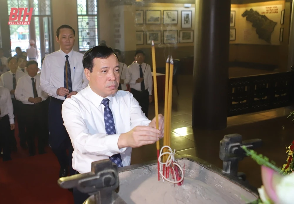 Đoàn đại biểu tỉnh Thanh Hóa dâng hoa, dâng hương Chủ tịch Hồ Chí Minh nhân kỷ niệm 135 ngày sinh của Người