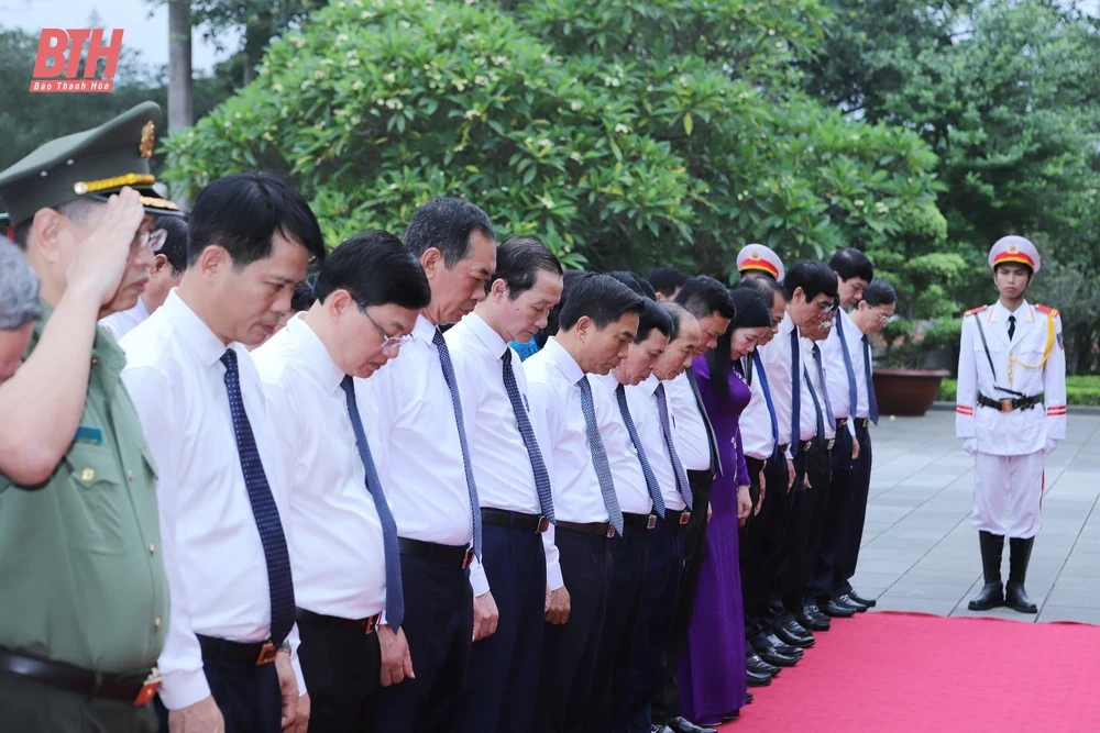 Đoàn đại biểu tỉnh Thanh Hóa dâng hoa, dâng hương Chủ tịch Hồ Chí Minh nhân kỷ niệm 135 ngày sinh của Người