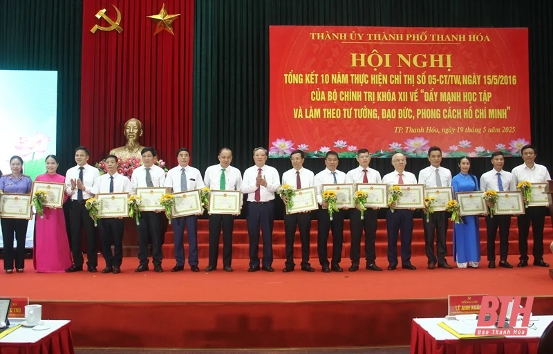 Thành ủy TP cá cược bóng đá m88 tổng kết 10 năm thực hiện Chỉ thị số 05-CT/TW của Bộ Chính trị