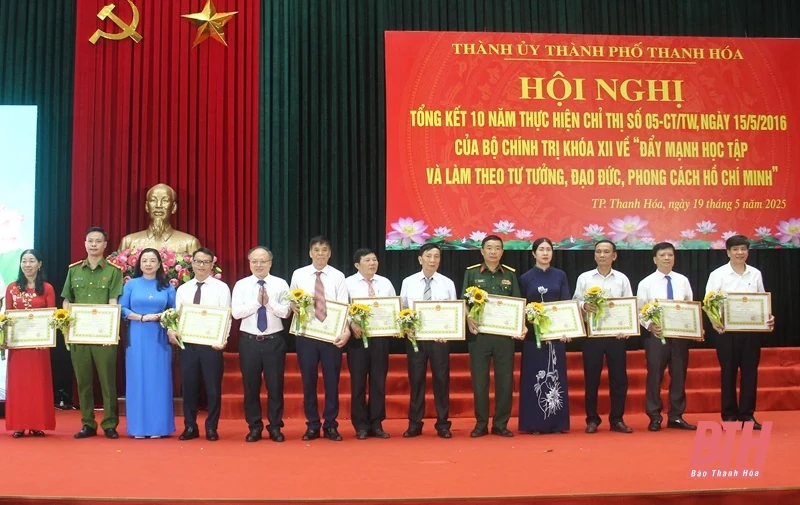 Thành ủy TP cá cược bóng đá m88 tổng kết 10 năm thực hiện Chỉ thị số 05-CT/TW của Bộ Chính trị
