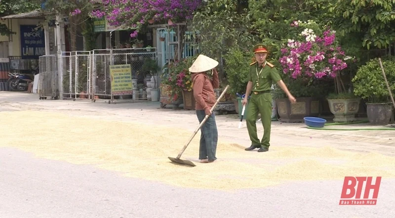 Tiềm ẩn nguy cơ mất an toàn giao thông từ việc phơi cá cược bóng đá m88 trên đường