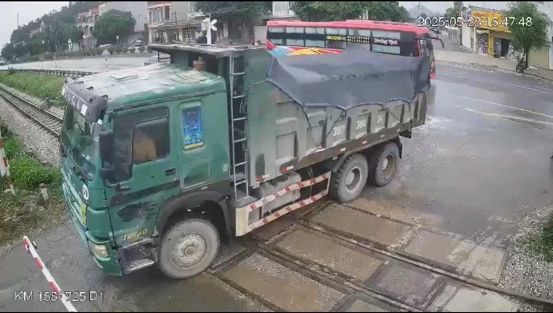 Tước giấy phép lái link vào m88 mới nhất đối với tài xế vượt đường sắt, gây hư hỏng gác chắn