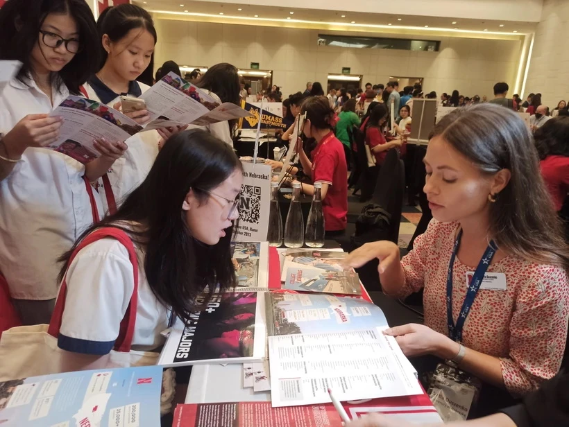Mỹ dừng phỏng vấn thị thực du học: Học sinh sốc vì đối mặt với nguy cơ trượt đại học